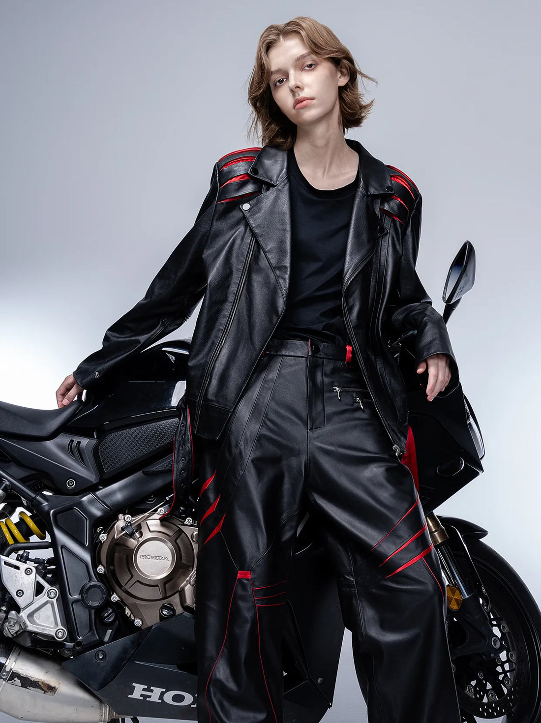 Contrast-colored diagonal striped leather pants